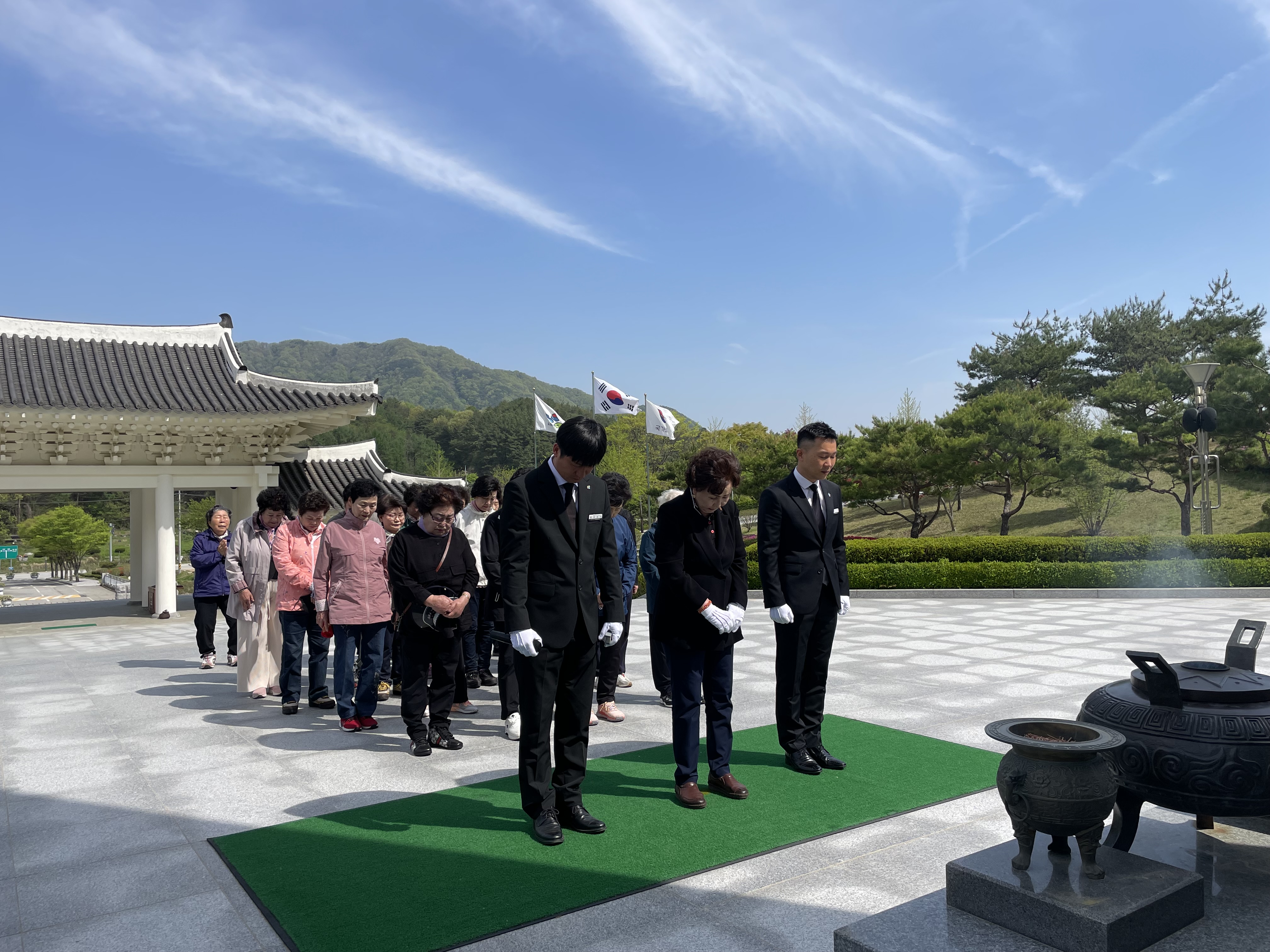 대한민국전몰군경미망인회 남원시지회 현충탑 참배