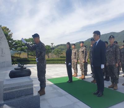 제35사단장 국군의 날 참배 이미지