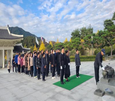 상이군경회, 유족회, 미망인회 함양군지회 현충탑 참배 이미지