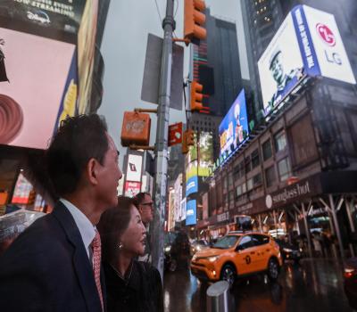 뉴욕 타임스퀘어를 방문해 '한미 참전용사 10대 영웅' 송출 이미지