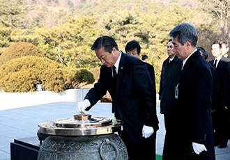 Minister Visits the National Cemetery 이미지