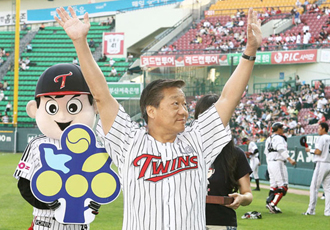 First Ball Throwing by Minister Kim 이미지