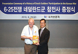 Presentation of the Book to Dutch Veterans 이미지