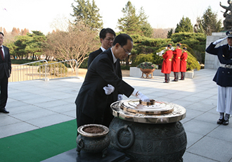 New Vice Minister visited National Cemetery 이미지