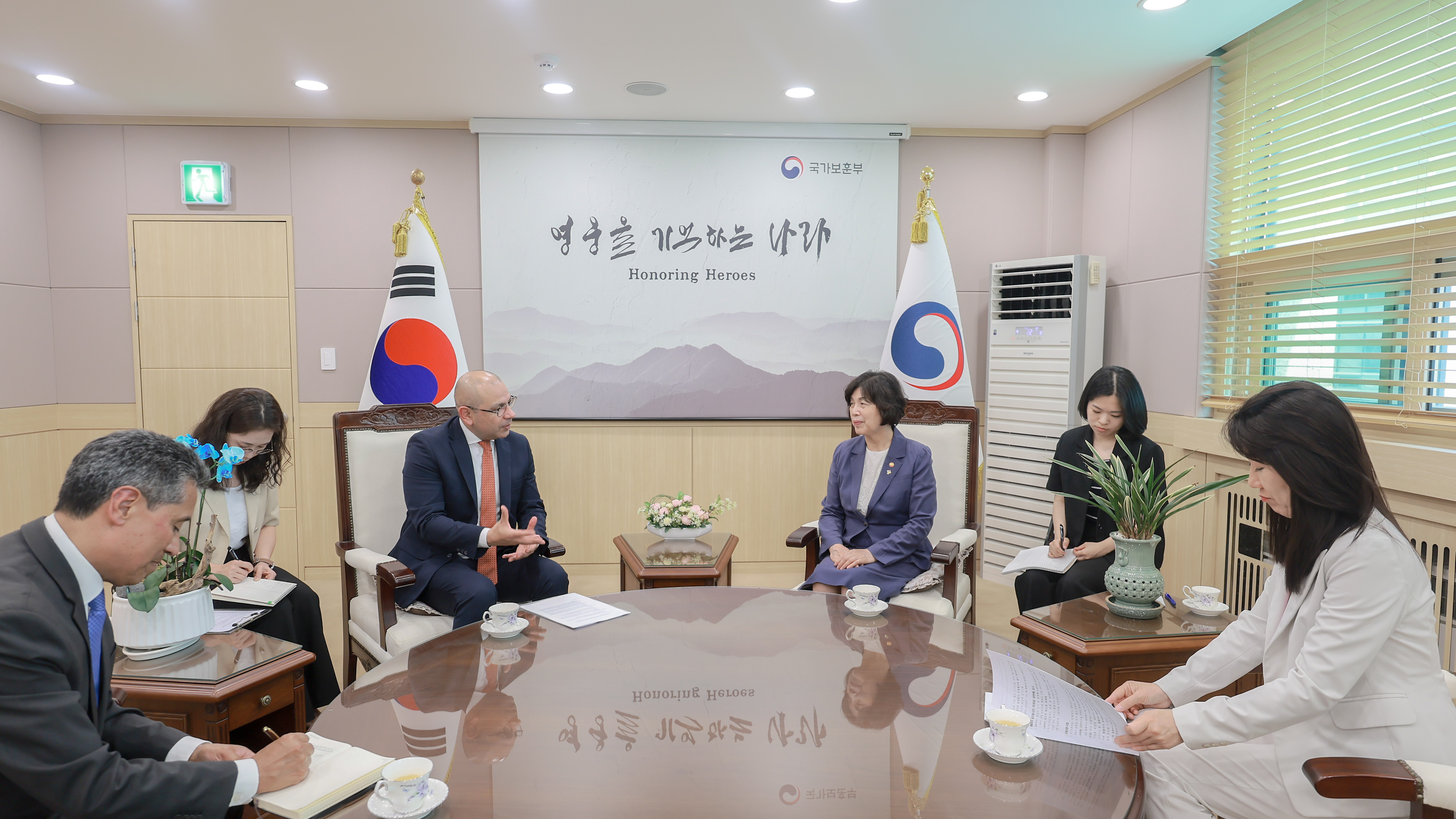 Minister Kang met with Colombian Ambassador to Korea Alejandro Pelaes 이미지
