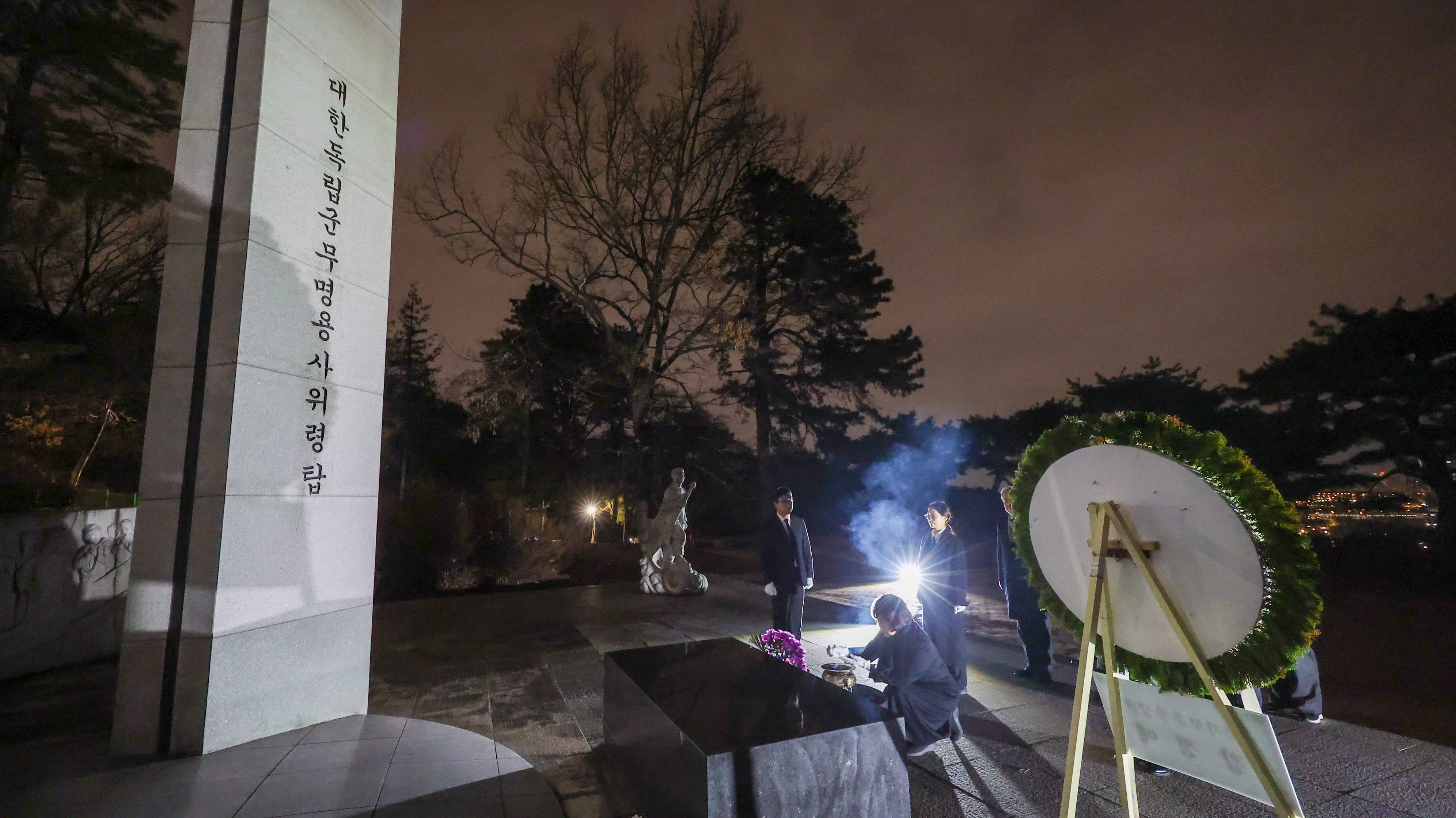 Paying Respects at the Independence Activists’ Cemetery on the First Day of the New Year Marking the 80th Anniversary of Liberation 이미지