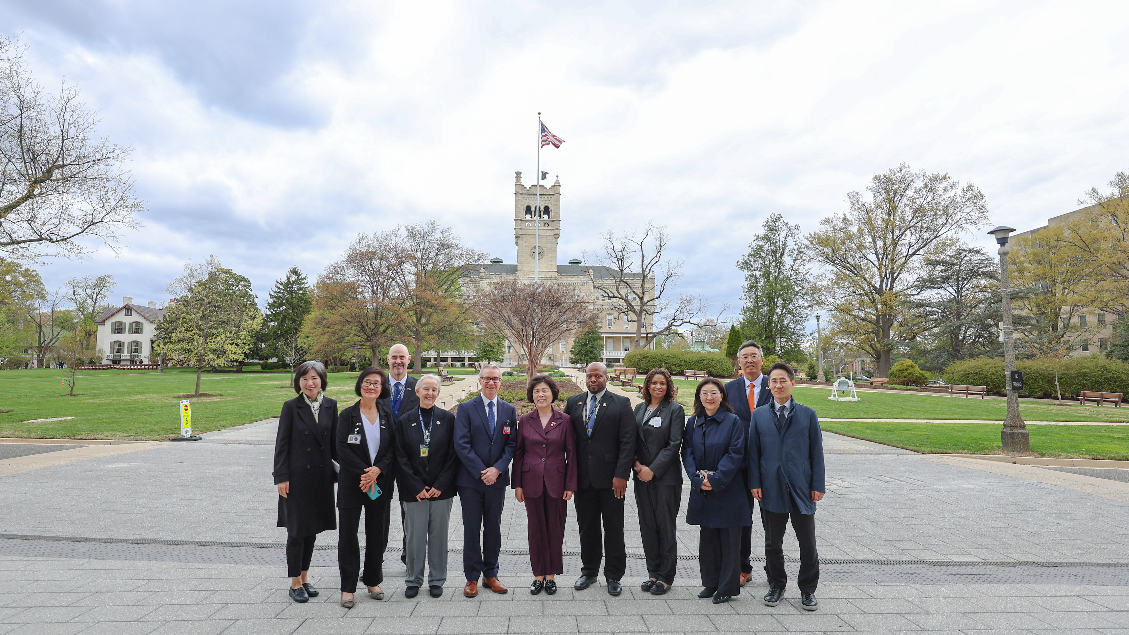 Visit to Armed Forces Retirement Home in Washington, D.C. 이미지