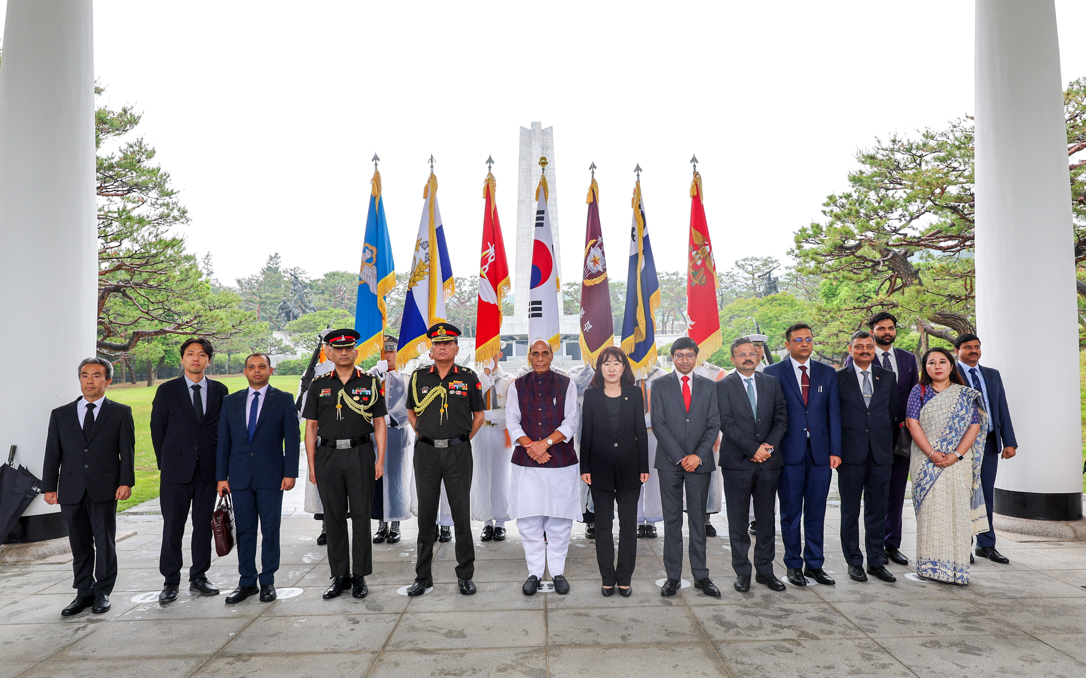 Indian Defence Minister Pays Tribute at Seoul National Cemetery 이미지