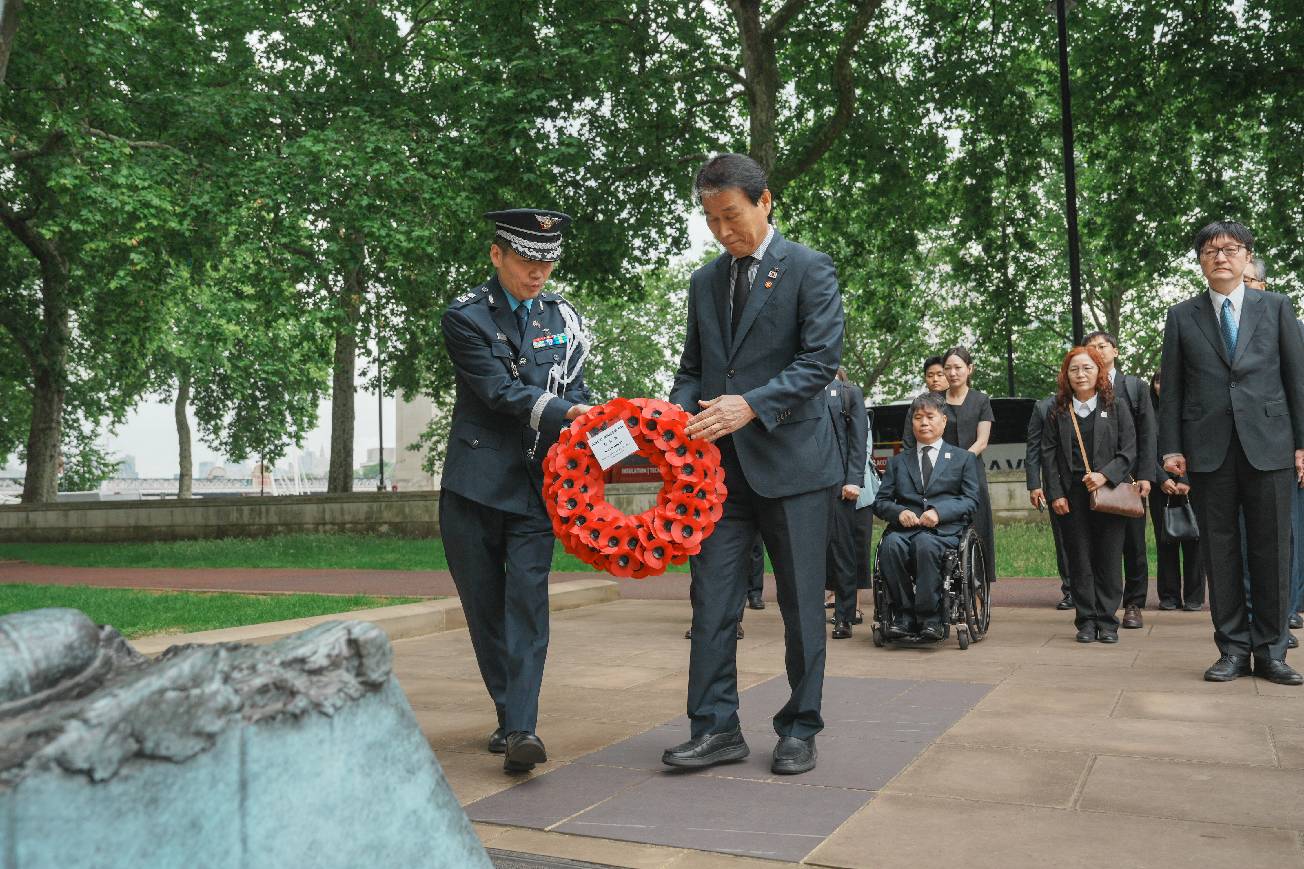 Wreath-Laying Tribute at the Korean War Memorial in the United Kingdo 이미지