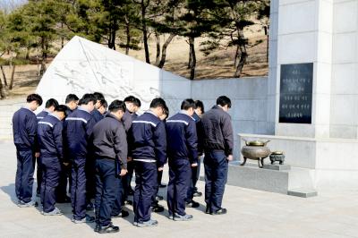 2015년 2월 2일 (주)풍산안강사업장 신규사원 현충탑 참배 및 나라사랑교육 이미지