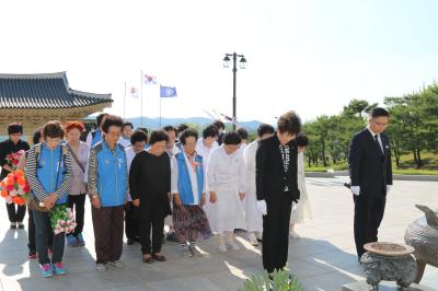 울산미망인회 남구지회 현충탑 참배 이미지