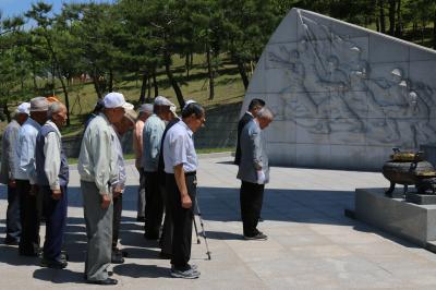 상이군경회 상주군지회 현충탑 참배 이미지