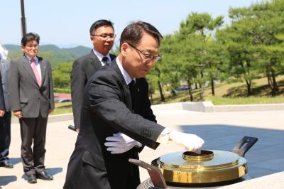 노석균영남대학교총장  국립영천호국원참배 이미지