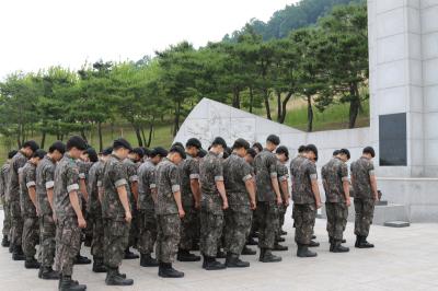 군장병 호국원 참배 이미지