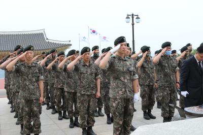 군 장병 호국원 참배 이미지