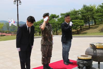 3사관학교 근무지원단장 참배 이미지