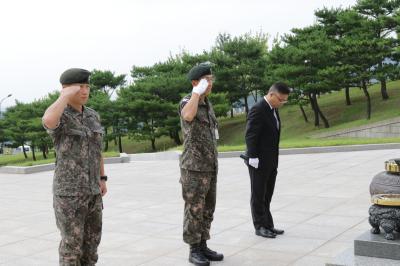 122연대장 호국원 취임참배 이미지