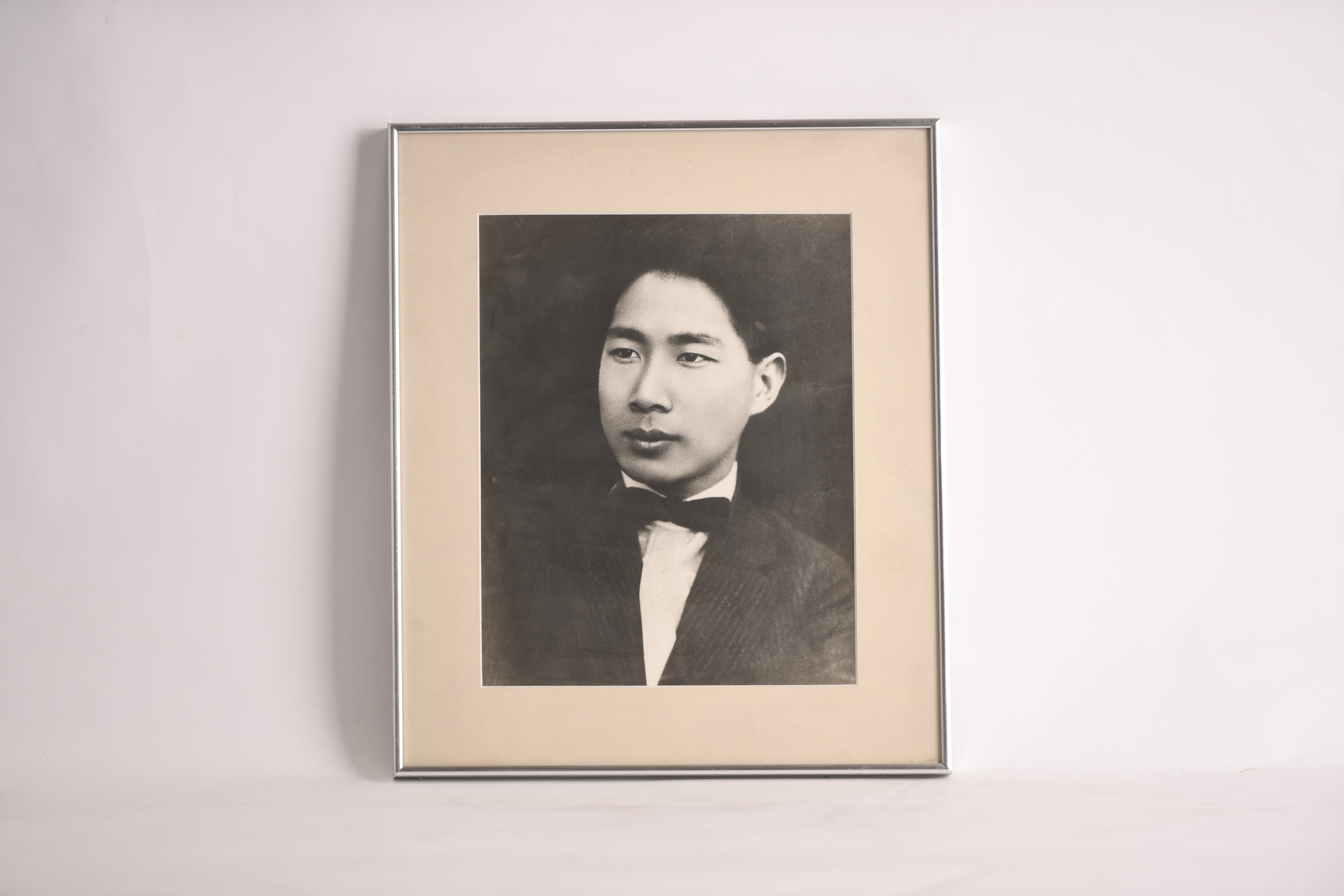 청년시절 모습 사진 - 이미지 썸네일