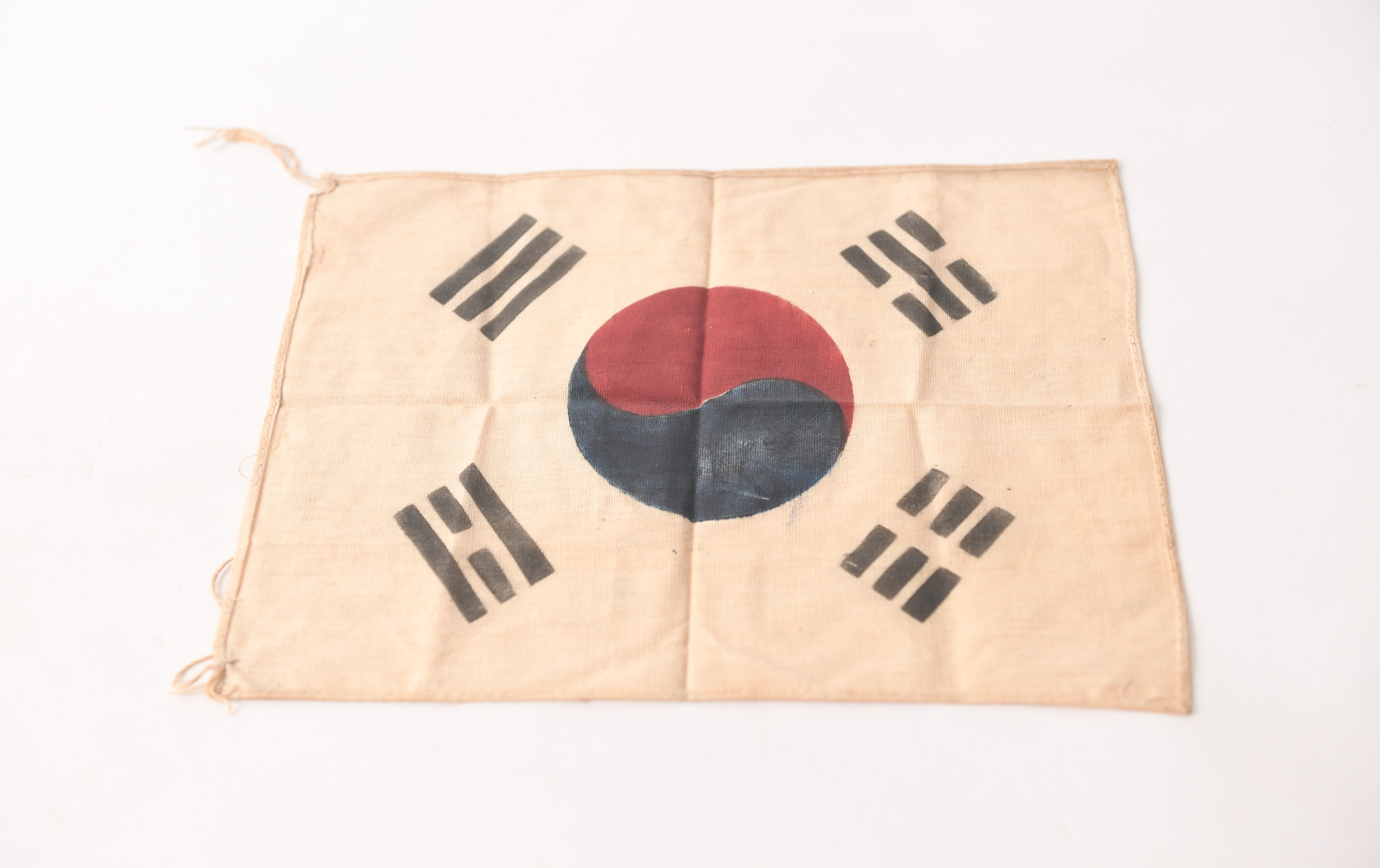 조명근 중사가 가지고 있던 태극기 - 이미지 썸네일