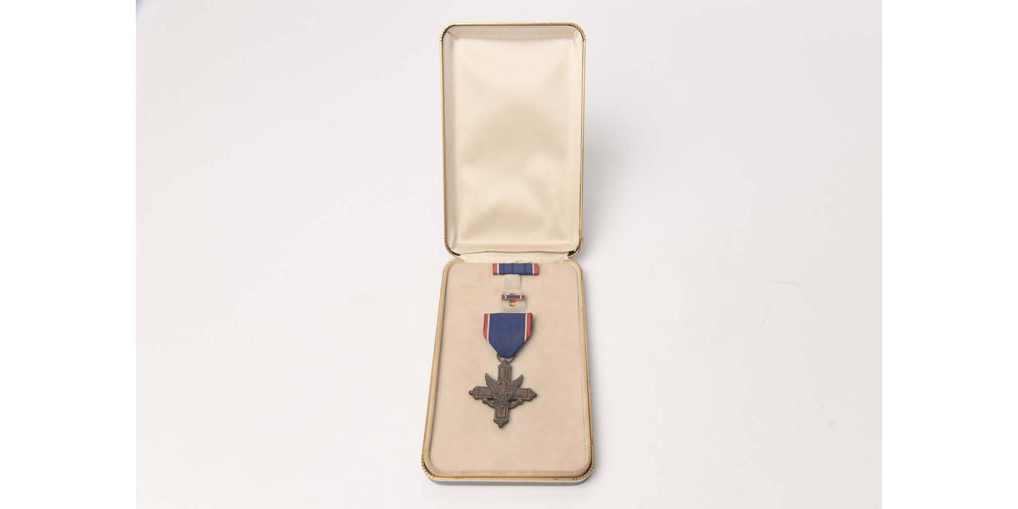 미국 수훈십자장(Distinguished Service Cross, DSC)(김만술 대위) - 이미지 썸네일