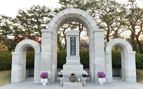 학도의용군 무명용사탑 사진 1